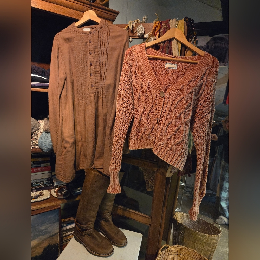 Women’s Cable Knit V-Neck Sweater - Rust